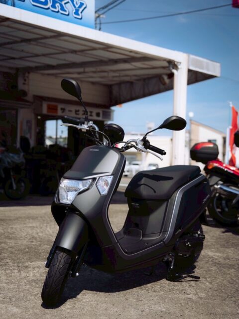 ダンク（ホンダ）
ムダを削ぎ落としたスクエアなデザインと、マットなカラーリングが特徴。流行に左右されないシンプルで機能的なデザインは、どんなファッションにも馴染みます😊

※ 写真のバイクは在庫切れの場合がございますので、購入を検討の方はお問い合わせ下さい。

#Dunk #ダンク #50cc #原付 #オートパークSKY #宮崎