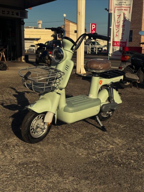 電動バイク入荷しています🤗💡

✅低コスト
車体価格もリーズナブルで、ガソリン車に比べランニングコストが抑えられます。
✅ スタンドに行かなくてOK
スマホみたいに、帰宅したらコンセントへ。翌朝には満タンで出発！
✅ 静音性
早朝や深夜の住宅街でも、無音なので気兼ねなく走り出せます。

当店では【電動バイクの試乗】を随時受け付けています！
公式LINEチャット、電話または店頭スタッフまでお声がけください😊

#電動バイク #原付 #宮崎 #オートパークsky